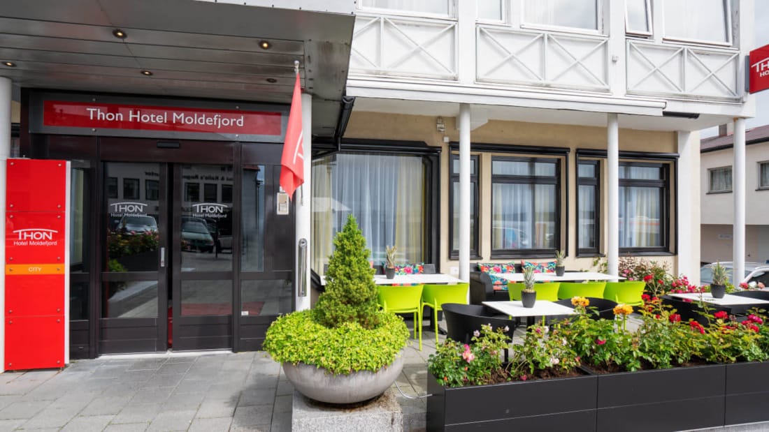 Thon Hotel Moldefjord facade, indgang og udendørs servering