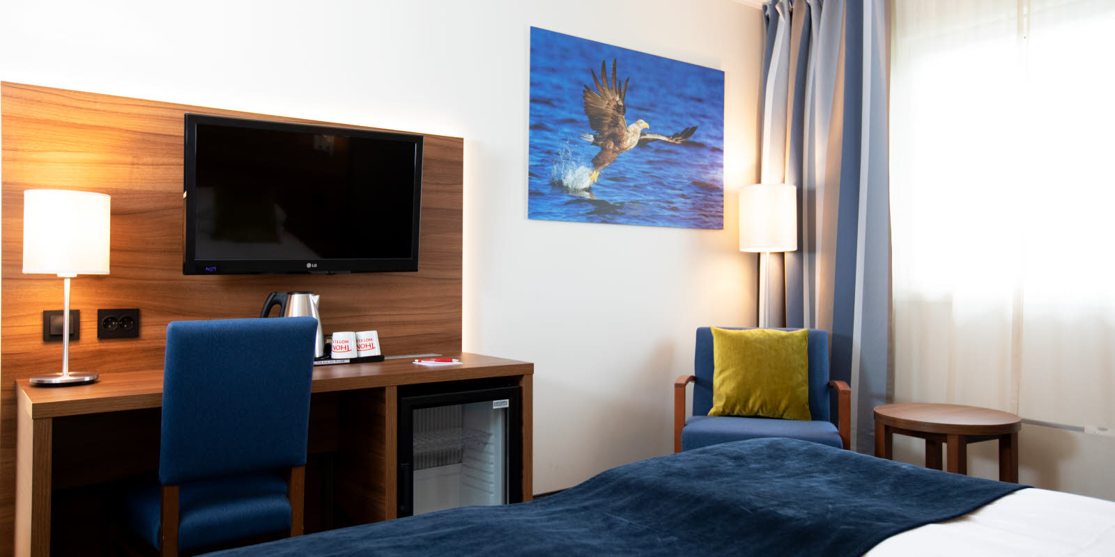 Skrivebord og lenestol i dobbeltrom