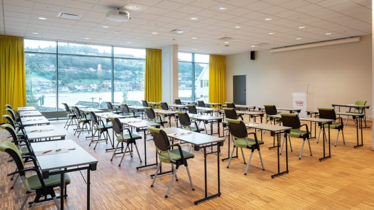 Konferencelokale med klasseværelse-opsætning og store vinduer