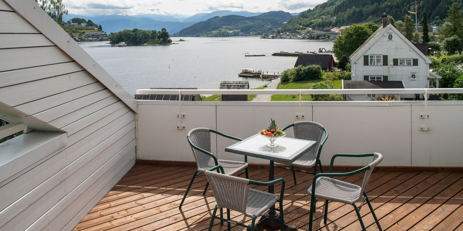 Veranda med utsikt mot vannet på toromsleilighet på Thon Hotel Sandven i Nordheimsund
