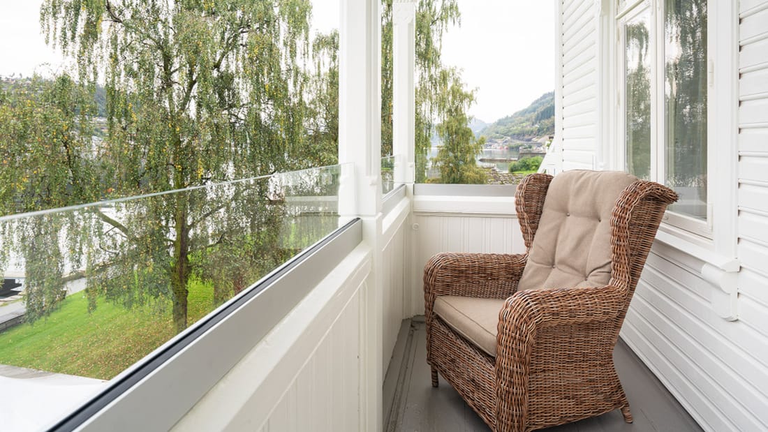 Möblerad balkong med vacker utsikt
