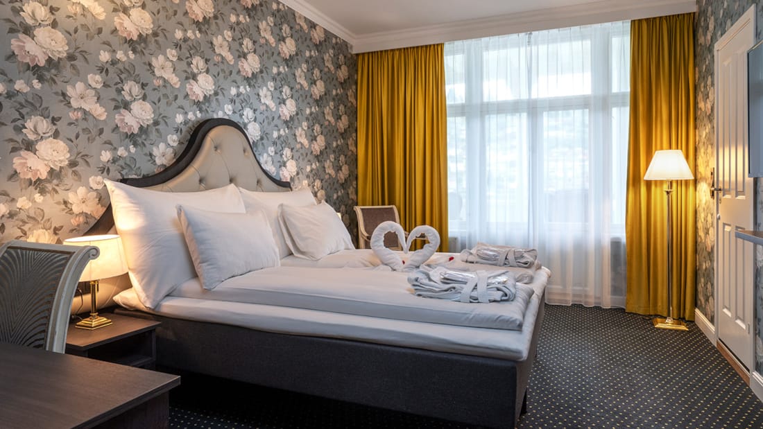 Säng i superior deluxe-rum på Thon Hotel Sandven