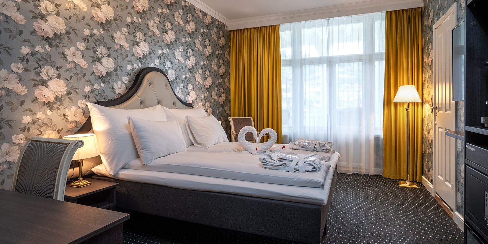 Säng i superior deluxe-rum på Thon Hotel Sandven