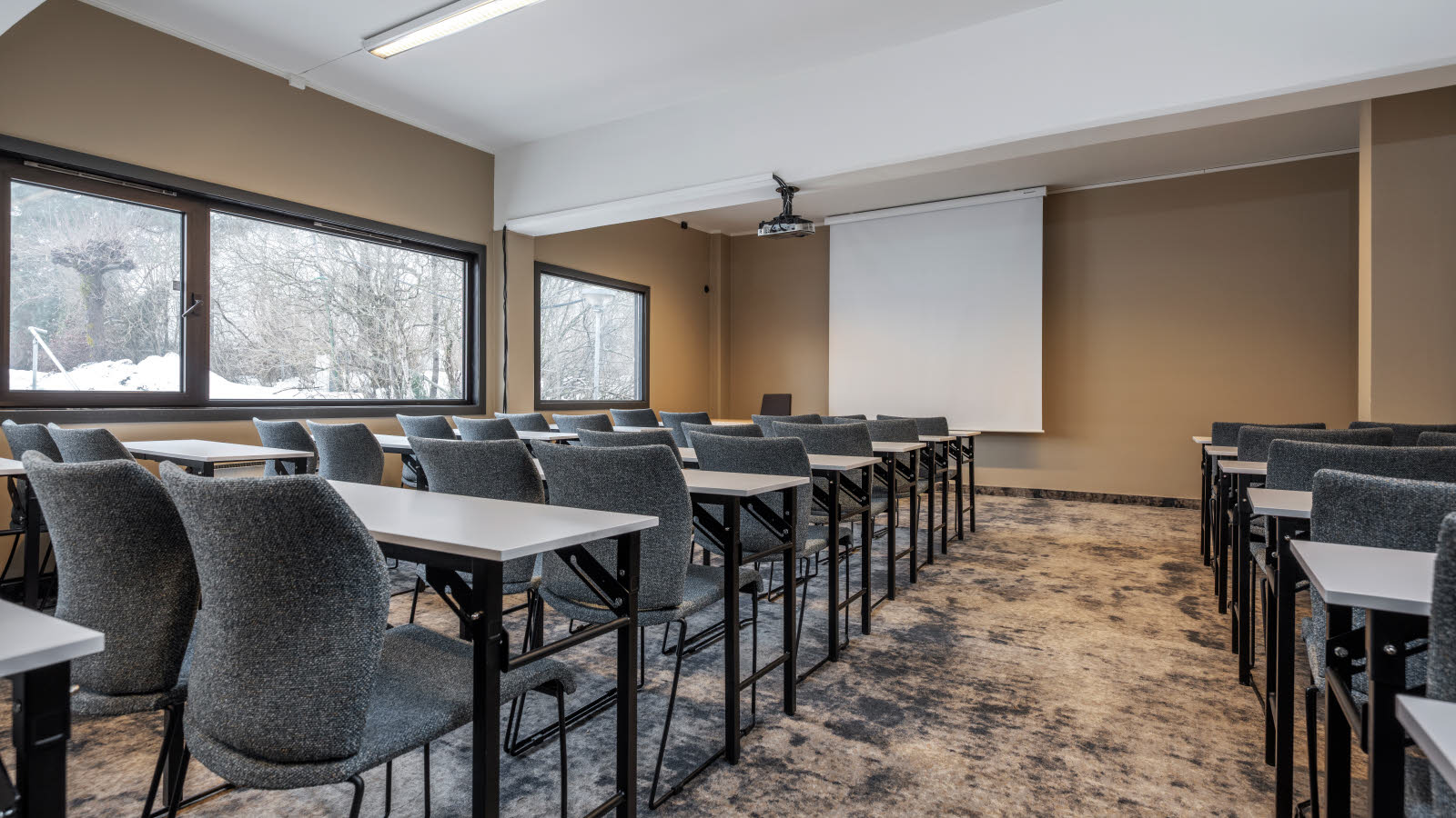Meeting room that can accommodate up to 40 persons in a classroom layout.
