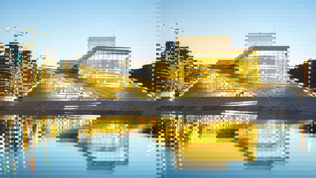 Aftenbillede af Operaen i Bjørvika, som du bør opleve, når du bor på hotel i Oslo.