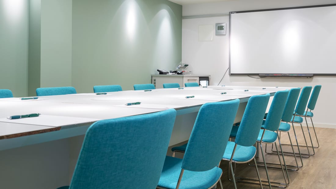 Mødecenter mødelokale stole og borde