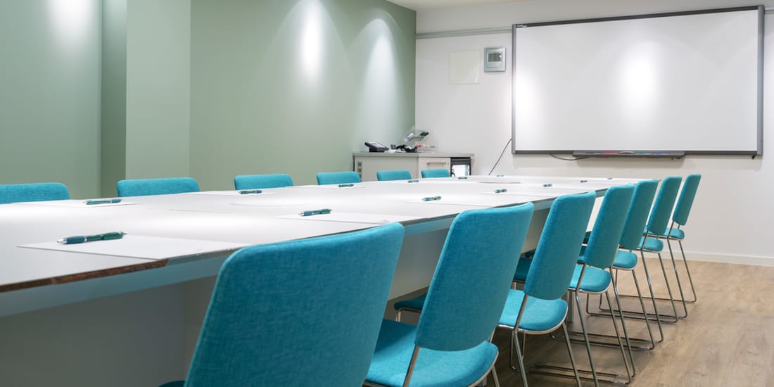 Møtesenter møterom stoler og bord