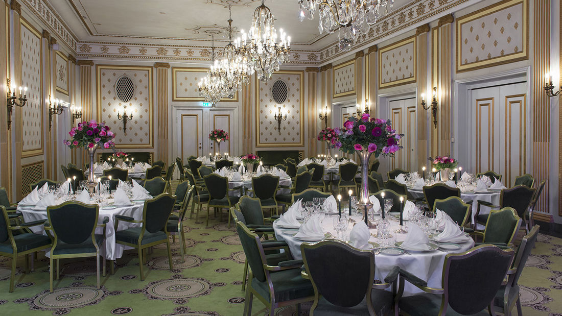 Tisch und Stühle im Lille Festsal, dem kleinen Festsaal im Hotel Bristol in Oslo