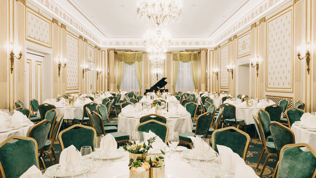 Gedeckter Tisch im Store Festsal, dem großen Festsaal im Hotel Bristol in Oslo