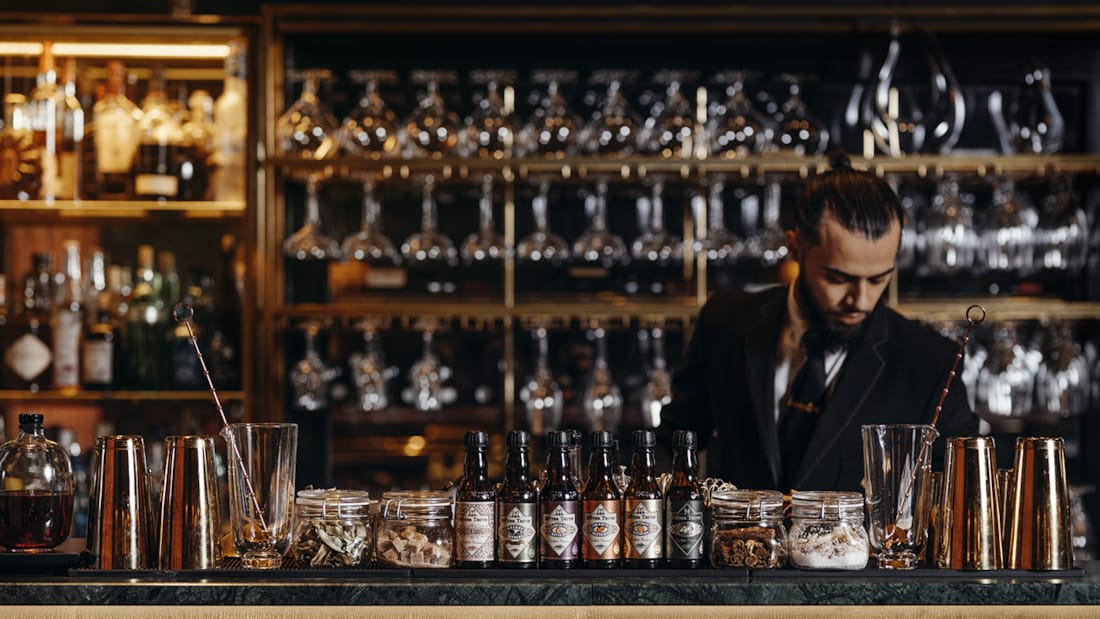 En bartender klargør en drink i Bristol Bar