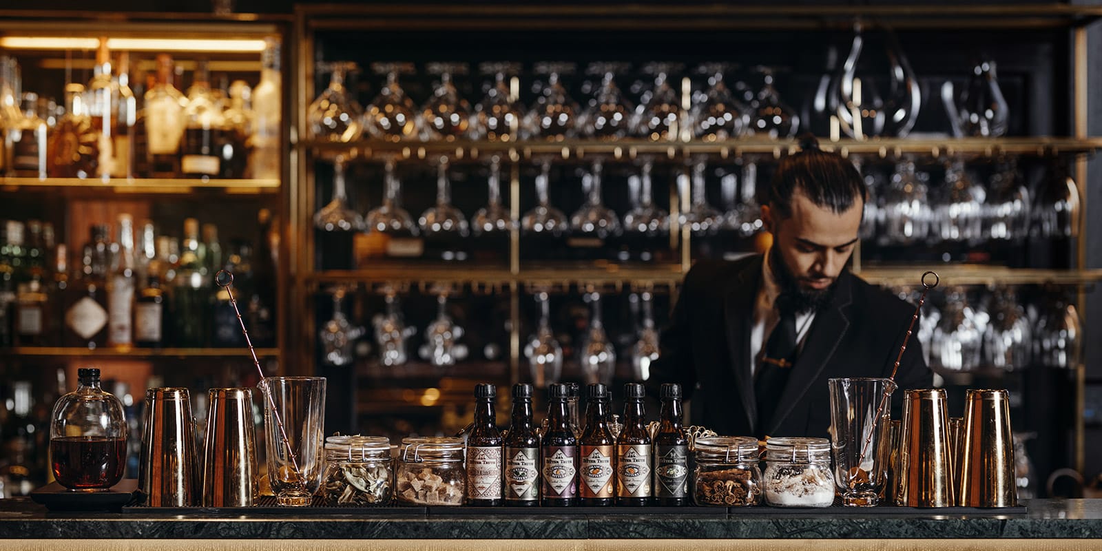 En bartender blandar en drink i Bristol Bar
