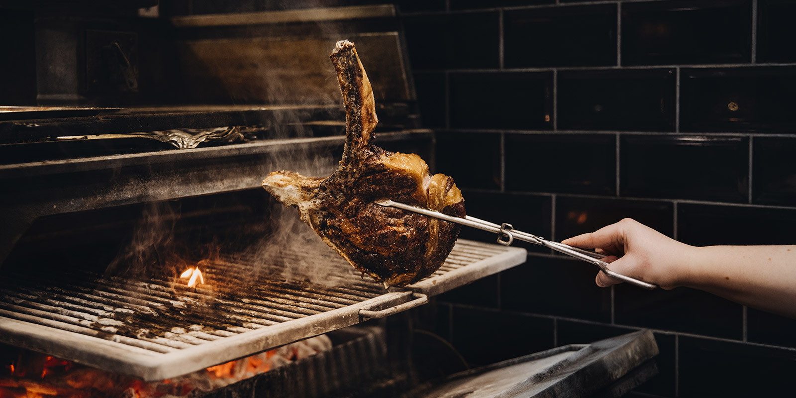 Glødende kullgrill med kjøtt