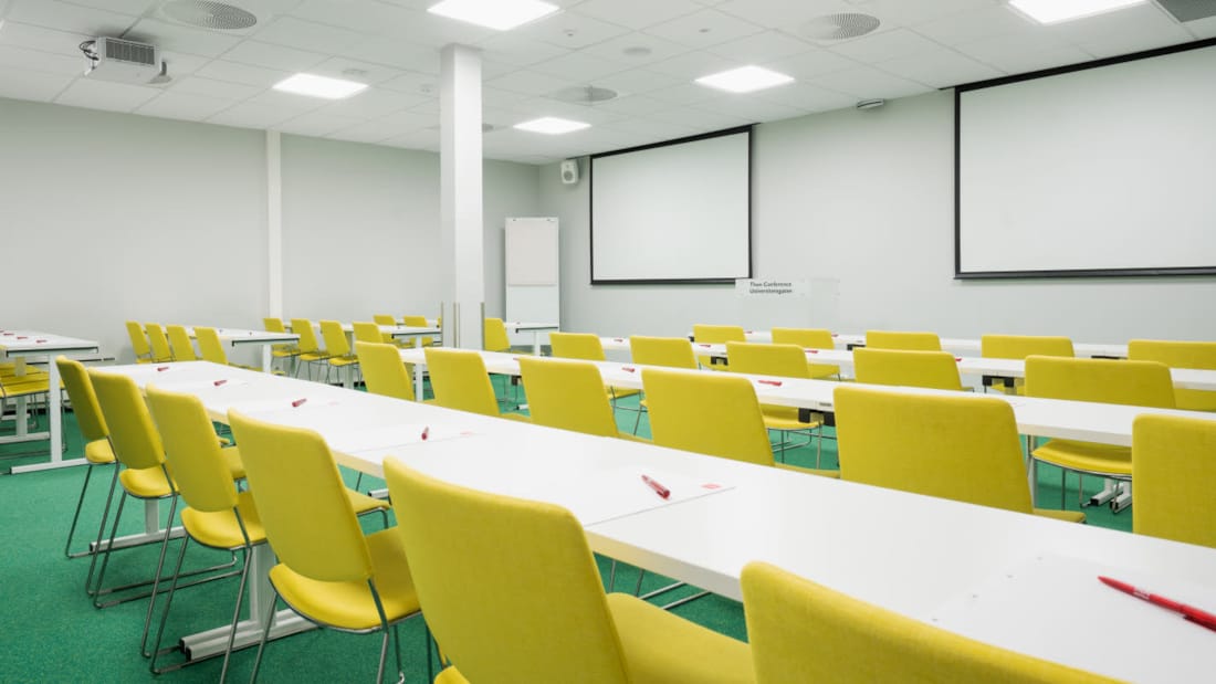 Salle de réunion en configuration salle de classe avec deux projecteurs