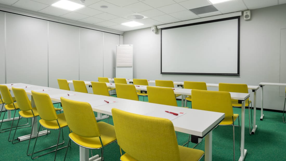 Konferensrum Mohr med klassrumsmöblering