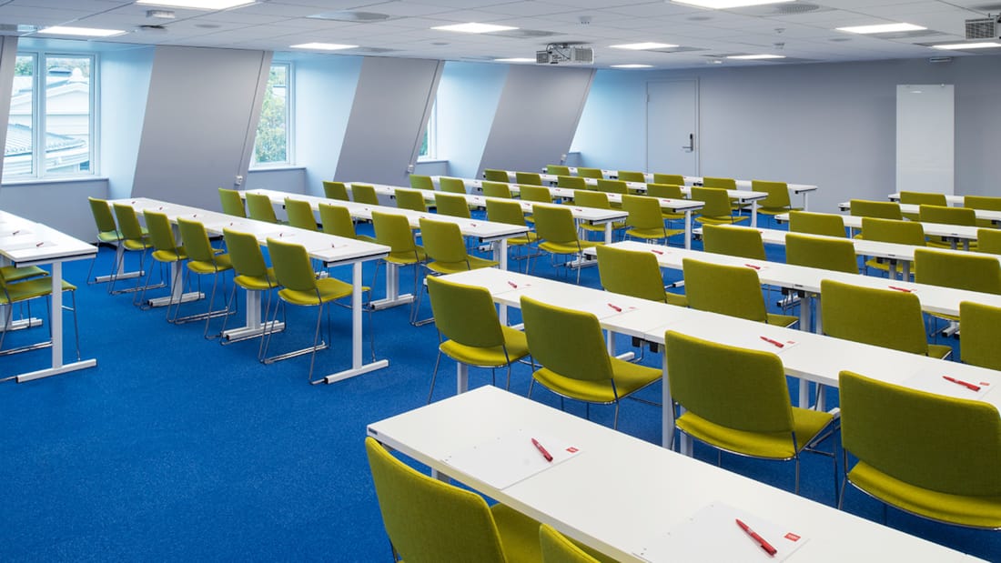 Grande salle de réunion en configuration salle de classe