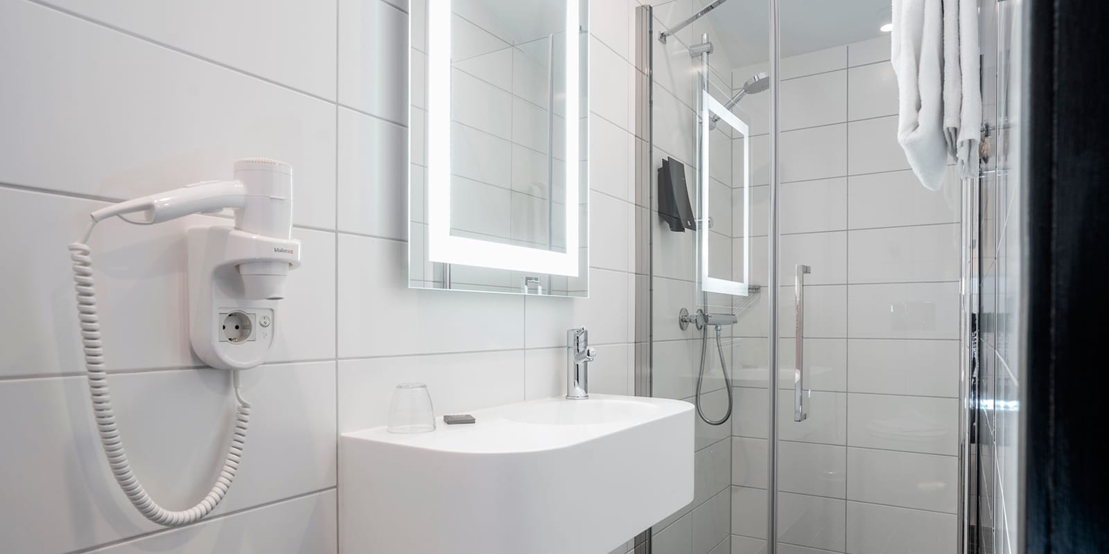 Handfat och dusch i badrum i standardrum på Thon Hotel Astoria i centrala Oslo