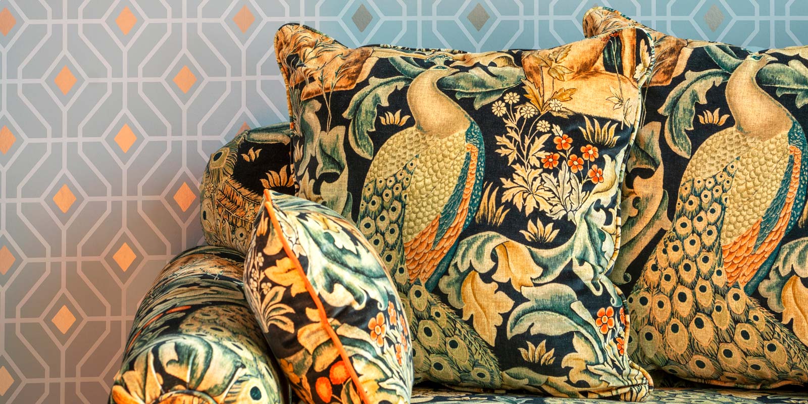 Detaljbilde av sofa med mønstret tapet og jungelinspirert sofa på Thon Hotel Cecil