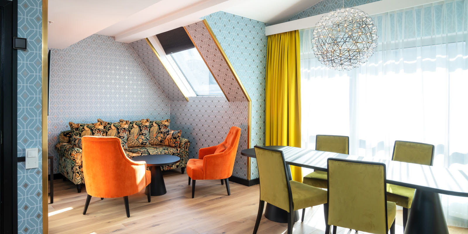 Business room sittegruppe og arbeidsplass