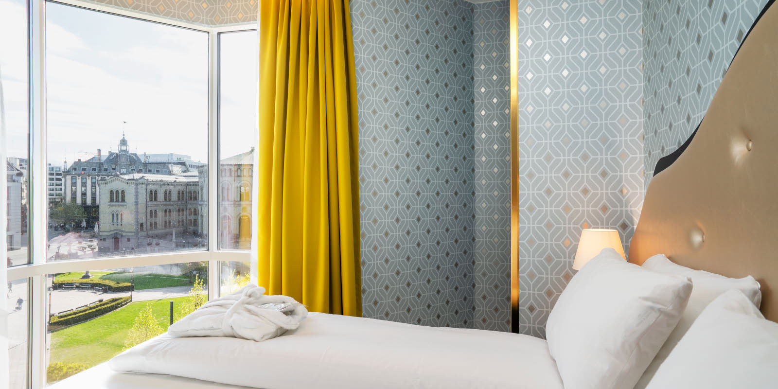 Juniorsuite på Thon Hotel Cecil med utsikt til Stortinget