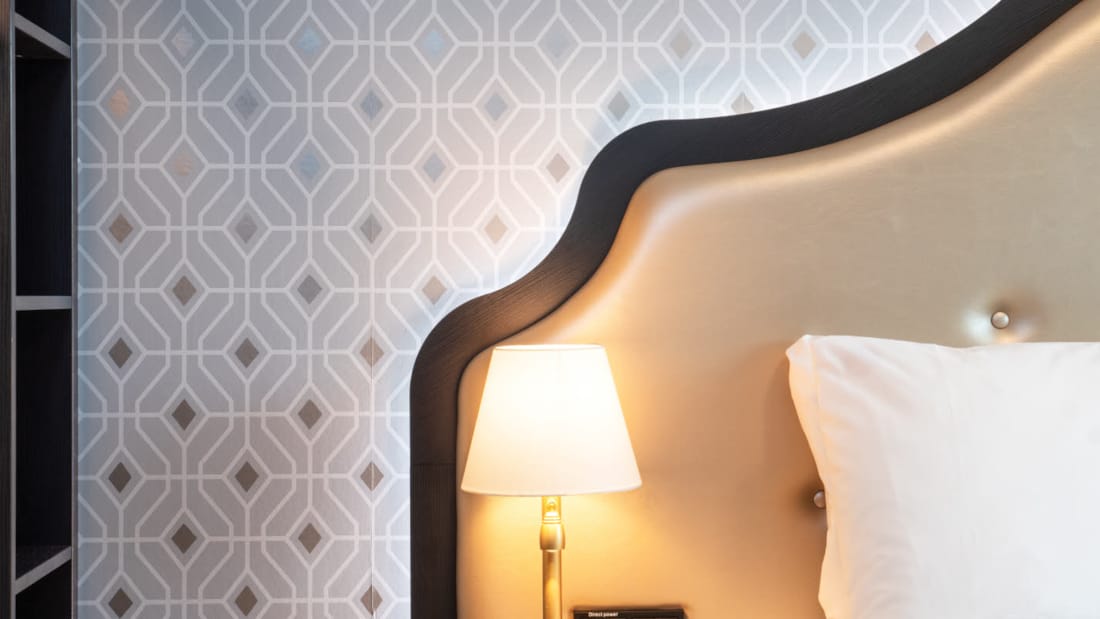 Detaljebillede af sengegavl i Juniorsuite på Thon Hotel Cecil