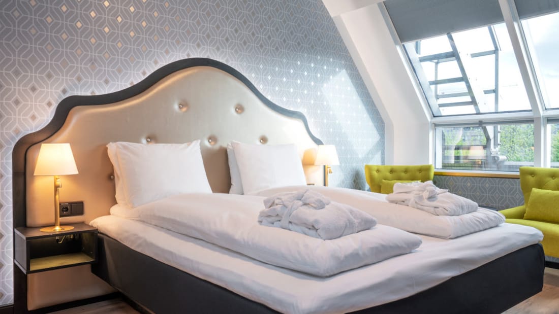 Bäddad säng i juniorsvit på Thon Hotel Cecil