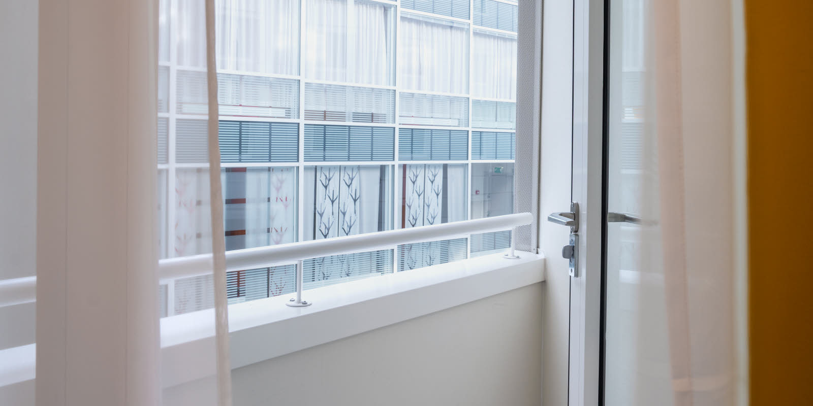 Dør ut mot veranda på superiorrom på Thon Hotel Cecil i Oslo sentrum