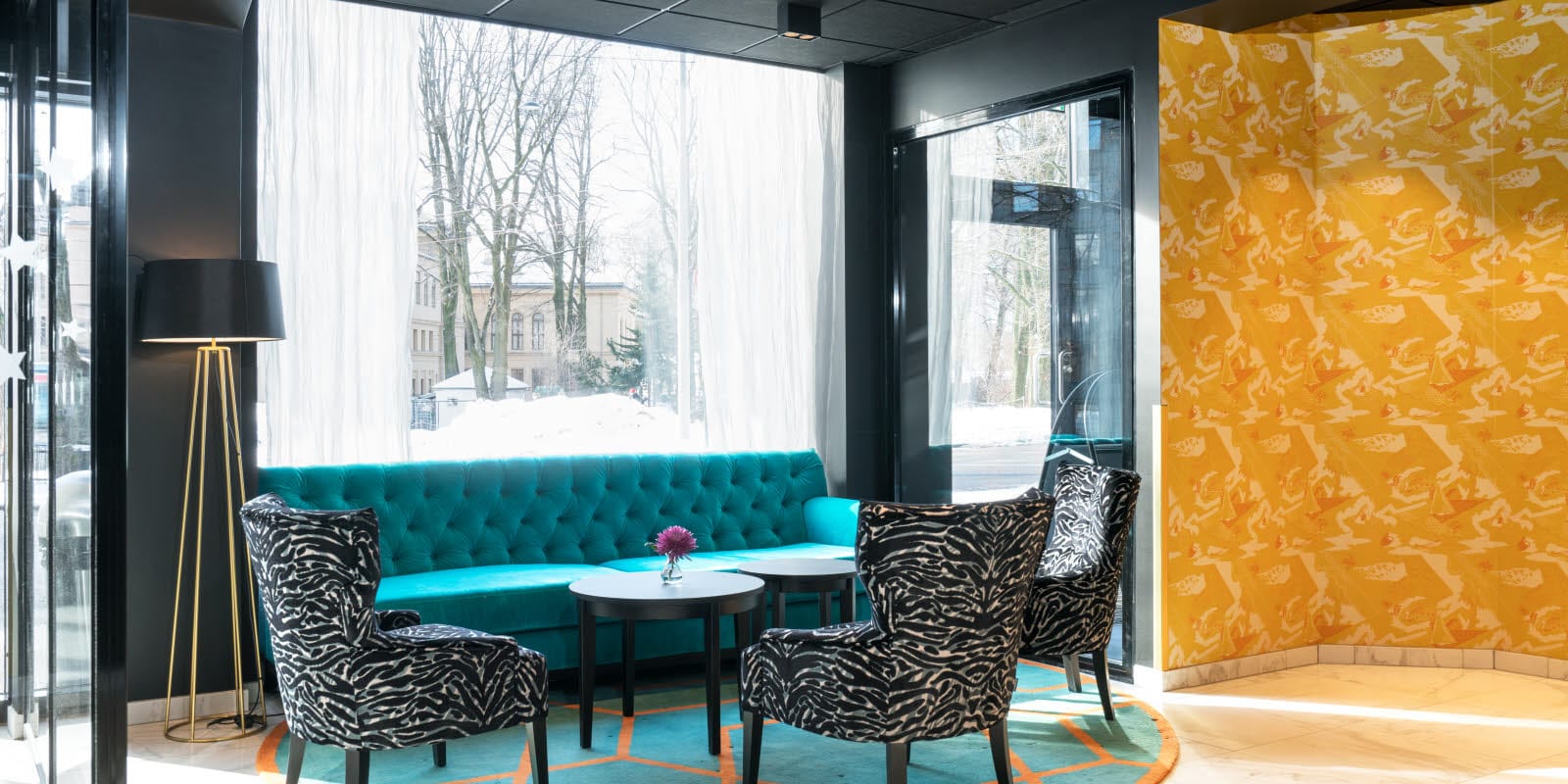 Receptionsområde/lobby med zebrarandiga fåtöljer och en stor soffa på Thon Hotel Europa i centrala Oslo precis vid Slottsparken