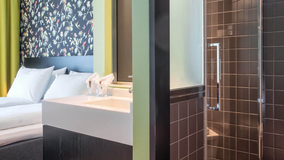 Standard room double med håndvask og badeværelse