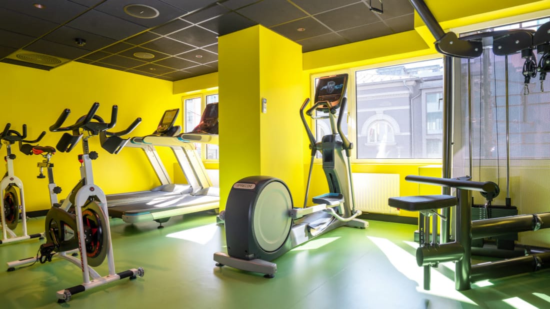 Fitness-rum med spinningcykler, løbebånd og styrketræningsmaskiner