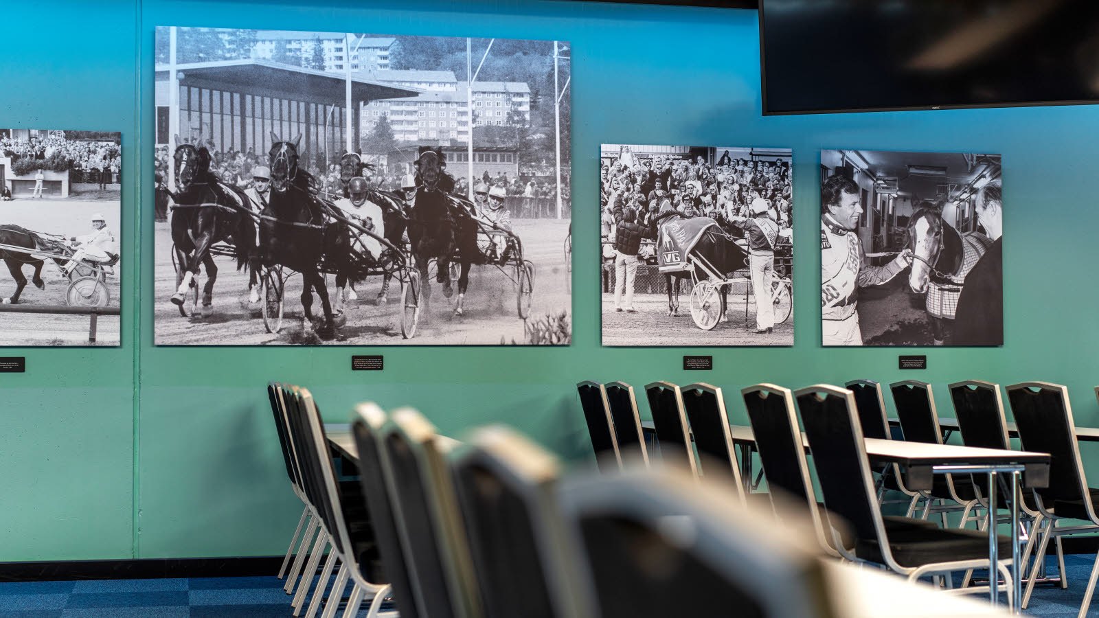 Konferansesal Bjerke satt opp i U-bord med plass til 52 stykker. Blå teppe, gule gardiner og prosjektor på Thon Hotel Linne i Oslo