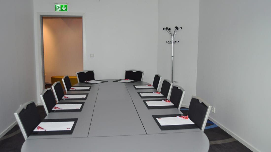 Petite salle de réunion avec longue table