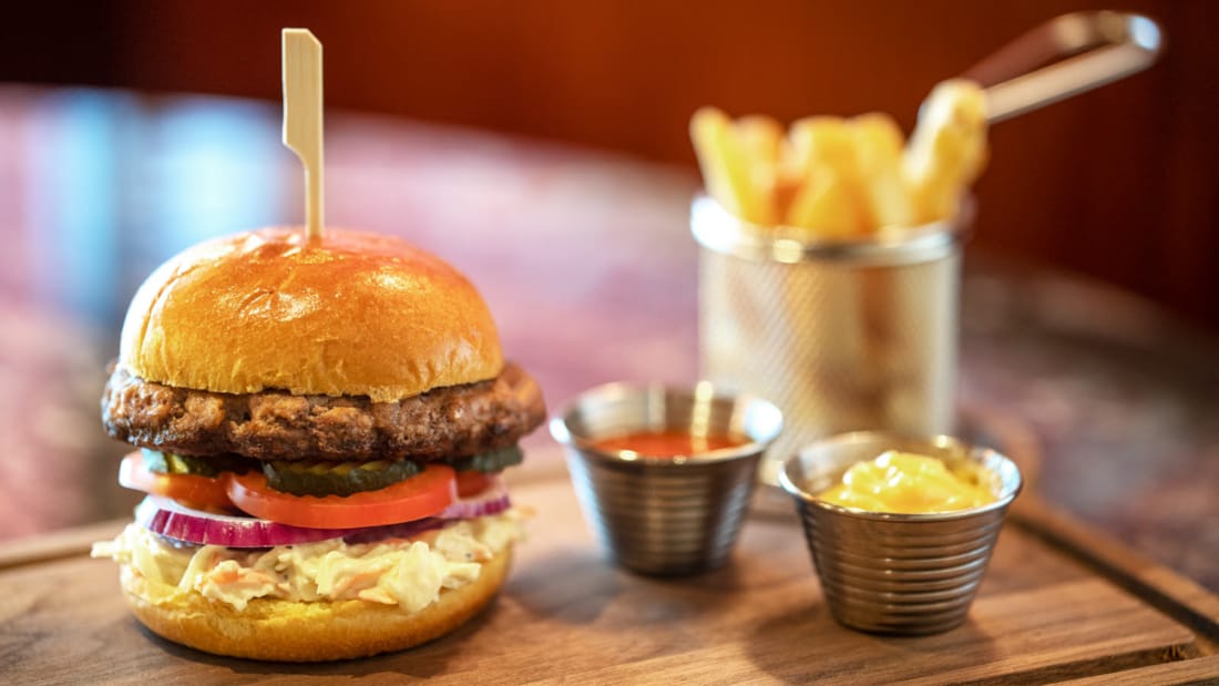 Detaljebillede af en hamburger og nogle pommes frites