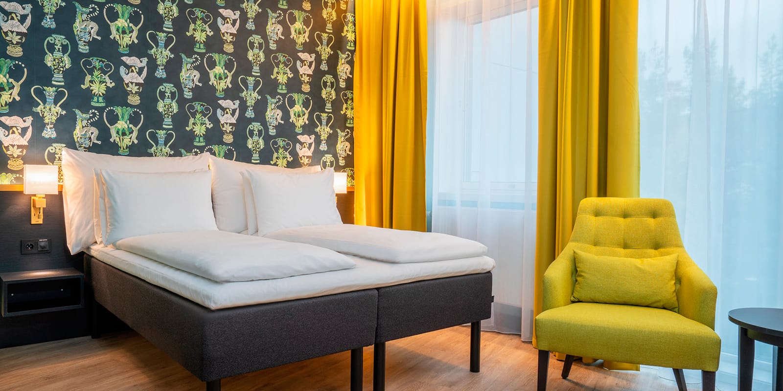 Seng og stol i business room på Thon Hotel Linne i Oslo