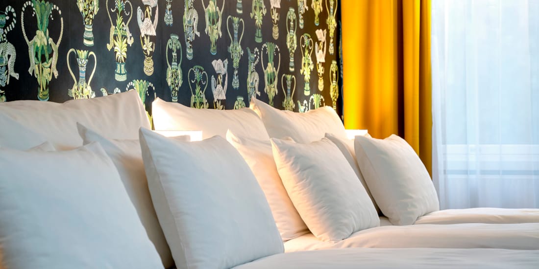 Oppredd seng i junior suite på Thon Hotel Linne i Oslo