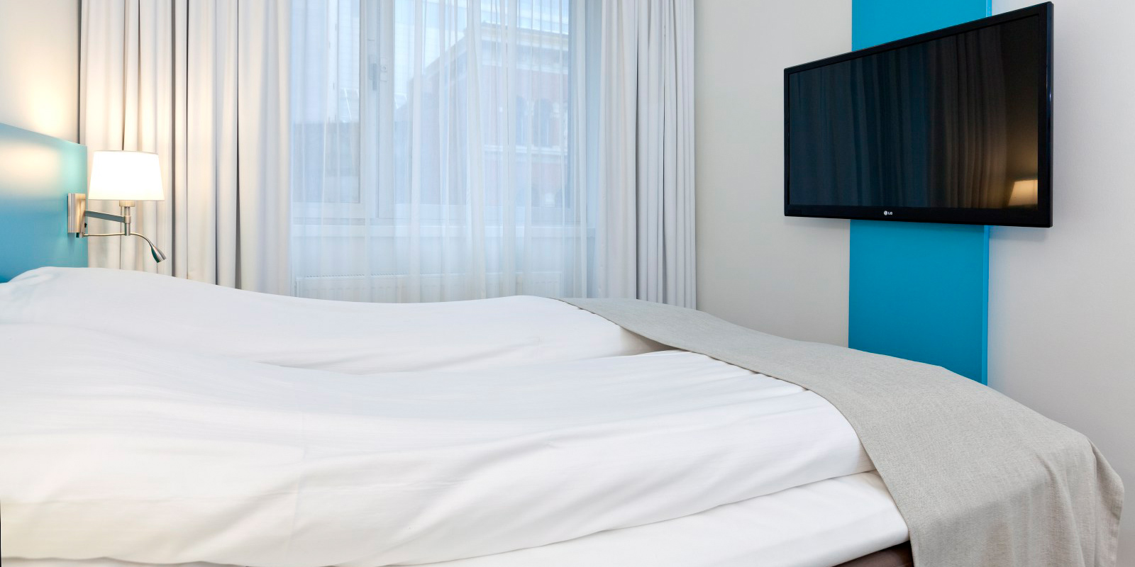 standard room double dobbeltseng, vindue, tv