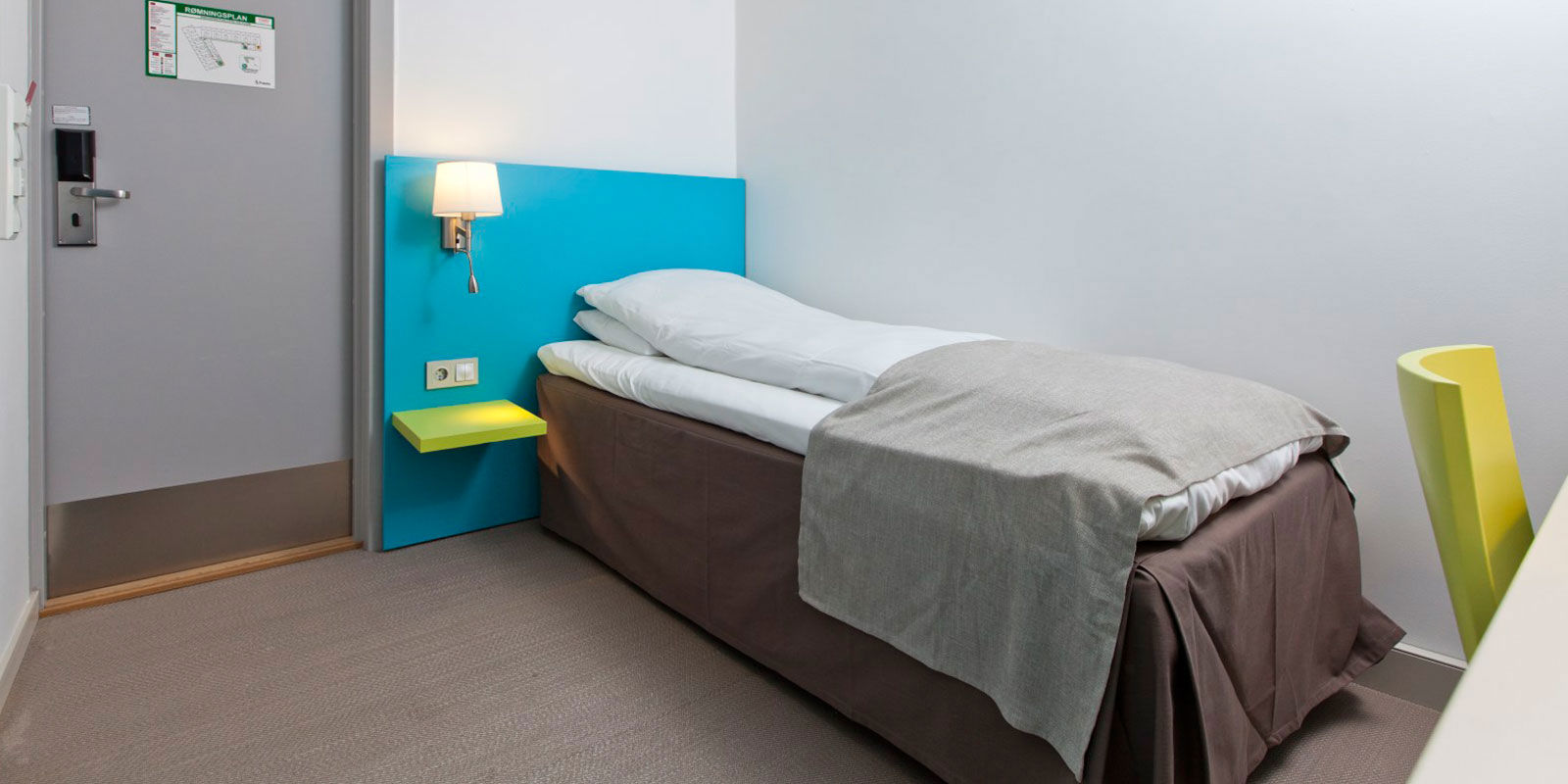 standard room single enkeltseng og skrivebord