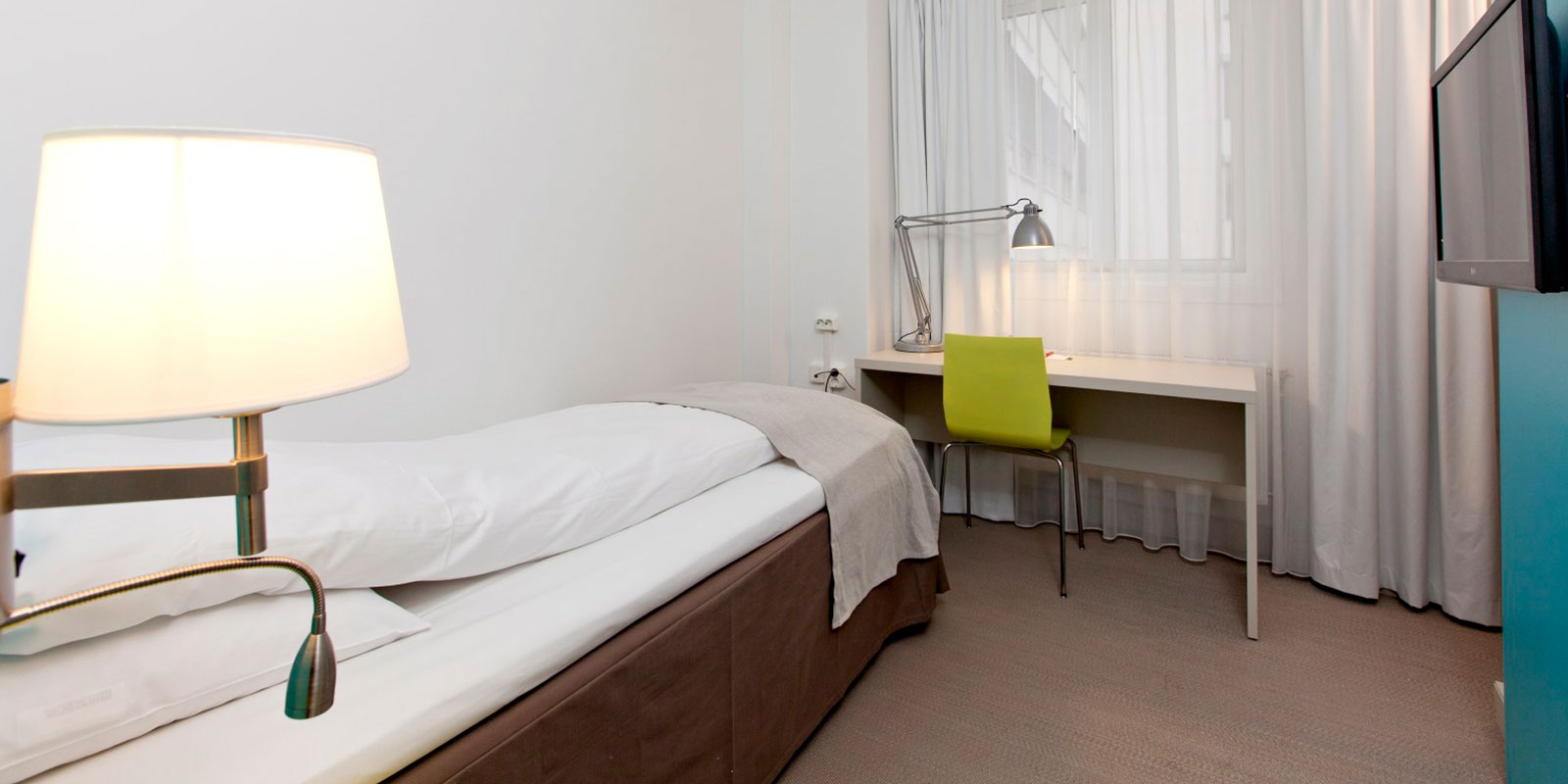 standard room single enkeltseng, væghængt tv