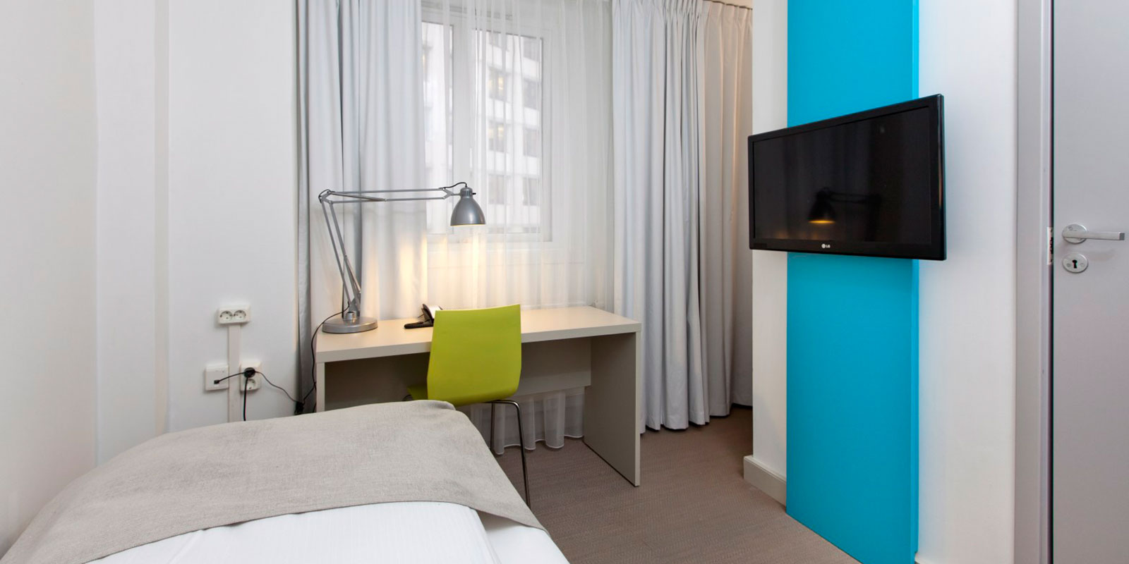 standard room single enkeltseng, væghængt tv