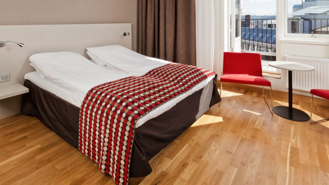 Bed en balkon in Superior-kamer in Thon Hotel Munch in Oslo