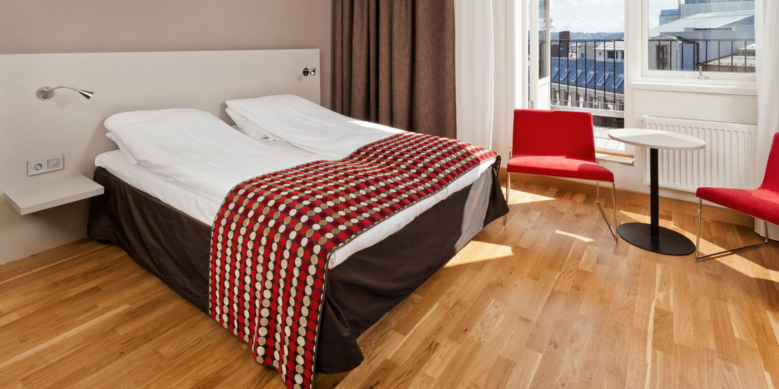 superior room stor dobbelseng, sittegruppe og balkong