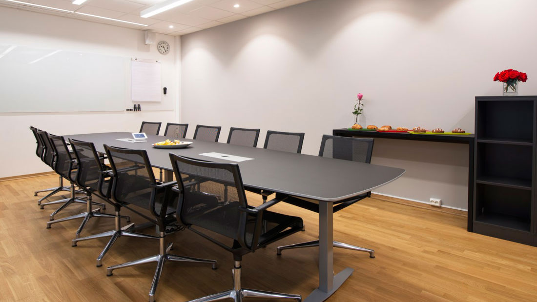 Meeting room to seat 12
