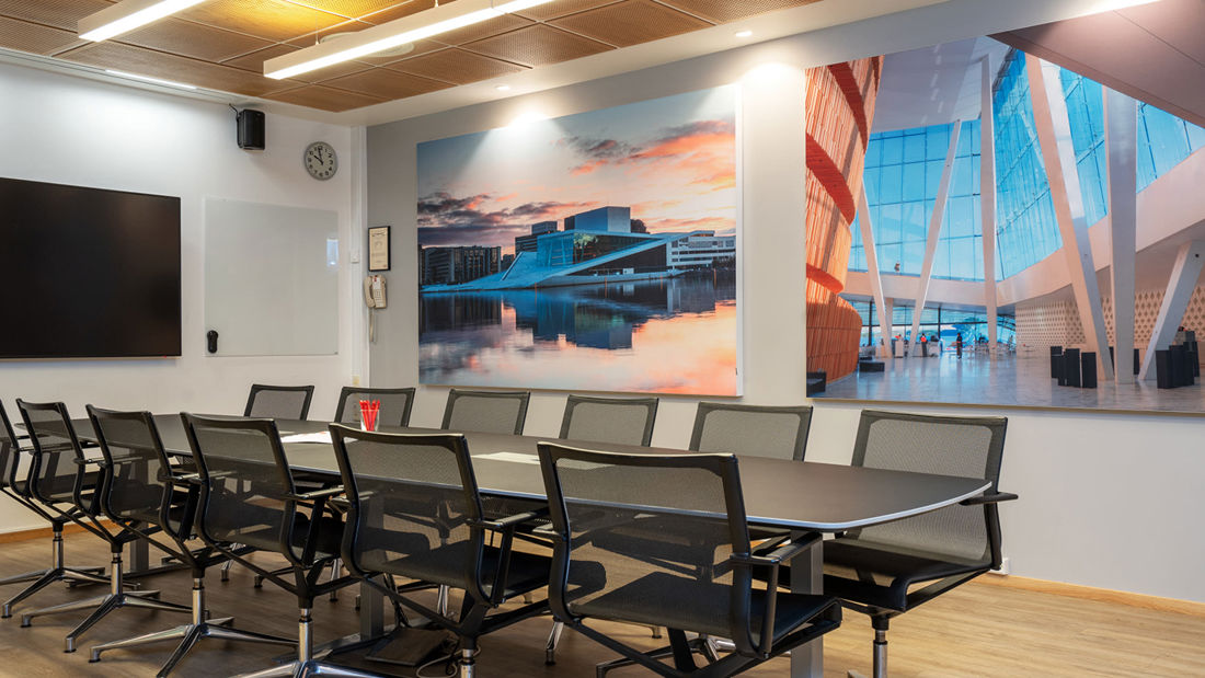 Meeting room to seat 12
