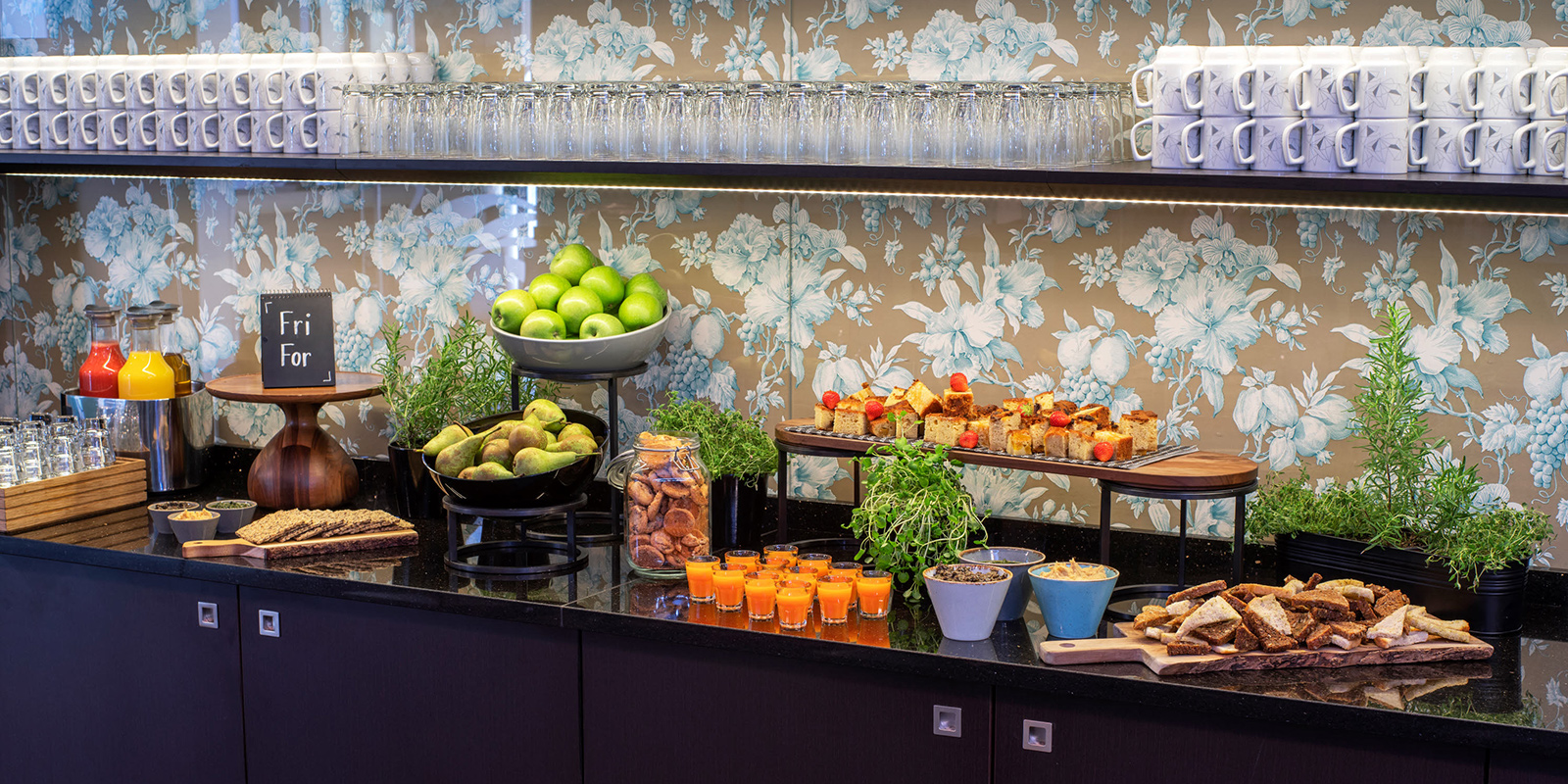 Konference pauseområde serveringsbænk med snacks