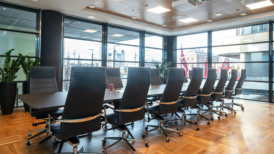 Meeting room to seat 18