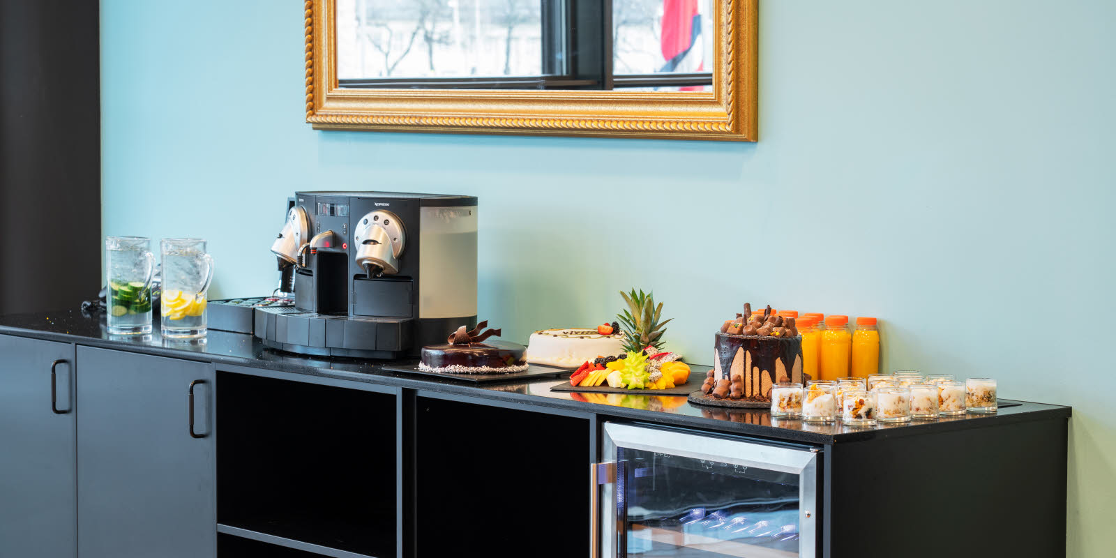 Et varieret udvalg af pausemad i mødelokalet Tryllefløten på Thon Hotel Operal i Oslo