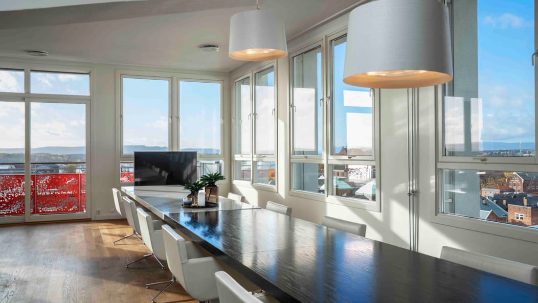 Hovedbordsopsætning i mødelokale med panoramaudsigt