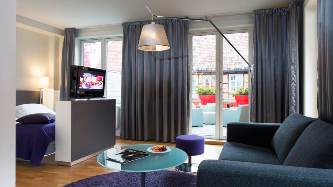 standard room double sofagruppe, skillevæg med tv og dobbeltseng, veranda