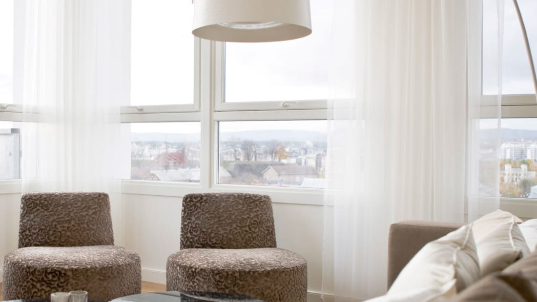 suite stue interiørdetalje og udsigt ud over Oslo centrum