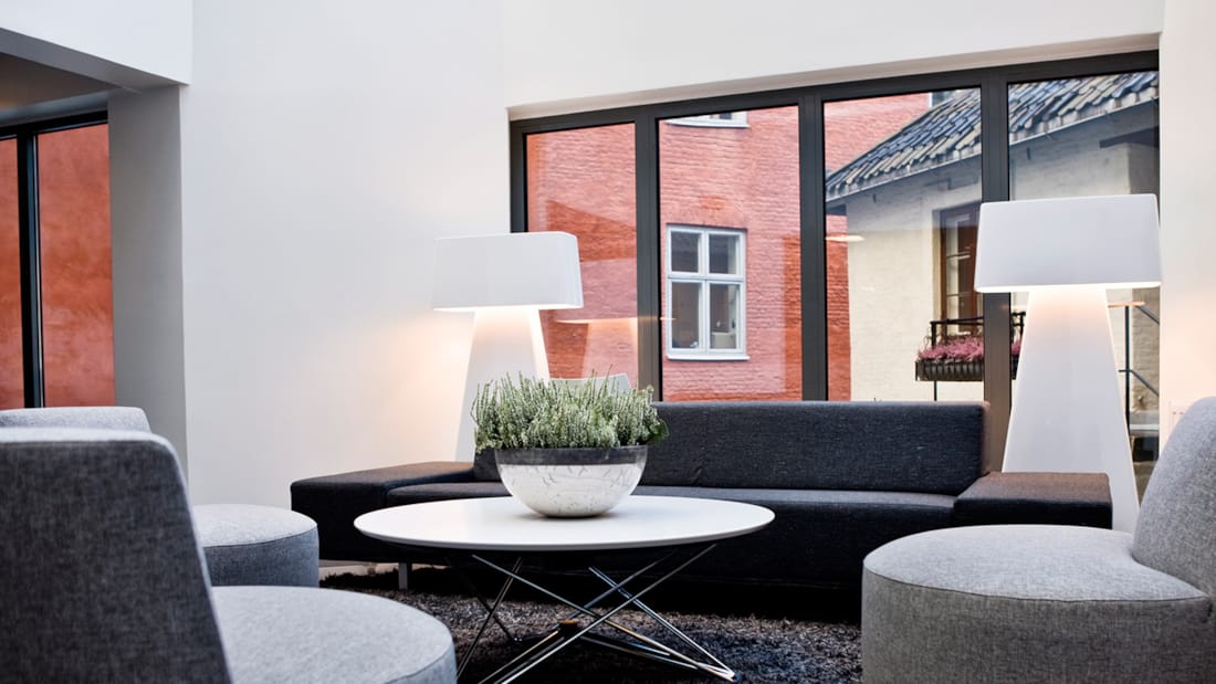lobbyområde med sofagruppe, minimalistisk moderne interiørstil