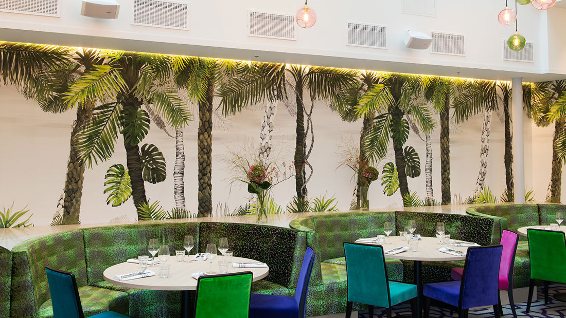 Le jardin d’hiver de Brasserie Paleo avec tables dressées